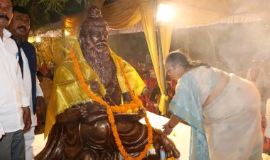 लखनऊ: गोमती तट पर स्थापित हुई महर्षि वाल्मीकि की प्रतिमा, महापौर सुषमा खर्कवाल ने किया उद्घाटन