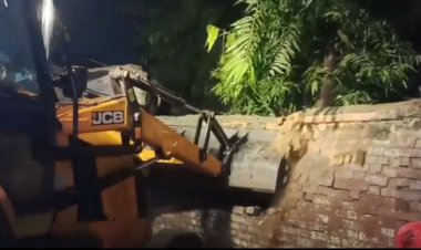 लखनऊ तिहरे हत्याकांड के आरोपी ऋषभ शुक्ला के घर देर रात चला बुलडोजर