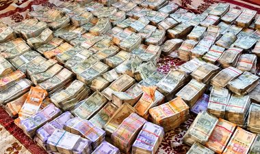 प्रयागराज में घर की जमीन खोदकर निकाले गए तीन ड्रम रुपये, चोरी की रकम होने की सूचना पर पुलिस की छापेमारी