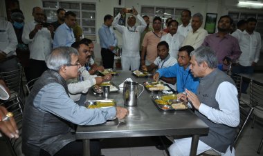 रेल मंत्री अश्विनी वैष्णव ने बरेका में कर्मचारियों संग कैंटीन में किया दोपहर का भोजन