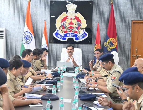 मुख्यमंत्री योगी के वाराणसी दौरे से पहले अलर्ट मोड में पुलिस, कमिश्नर ने अफसरों संग की बैठक