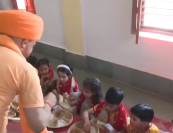 गोरखपुर: महानवमी पर CM योगी ने किया कन्या पूजन, नौ कन्याओं के पांव पखारकर लिया आशीर्वाद