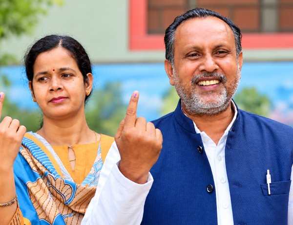सपा प्रत्याशी डॉ. मानसिंह यादव ने पत्नी के साथ किया मतदान, प्रयागराज में 152 बूथों पर वोटिंग शुरू
