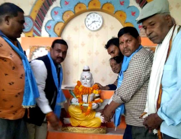 प्रयागराज: ऋषिकुल विद्यालय परिसर में स्थापित की गई भगवान वाल्मीकि की नई प्रतिमा