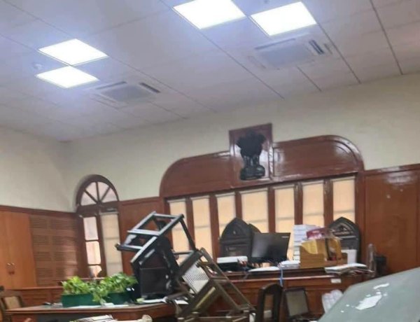 इलाहाबाद हाईकोर्ट में वकीलों का हंगामा, कोर्ट रूम में फेंकी कुर्सियां; बहिष्कार से न्यायिक कामकाज प्रभावित
