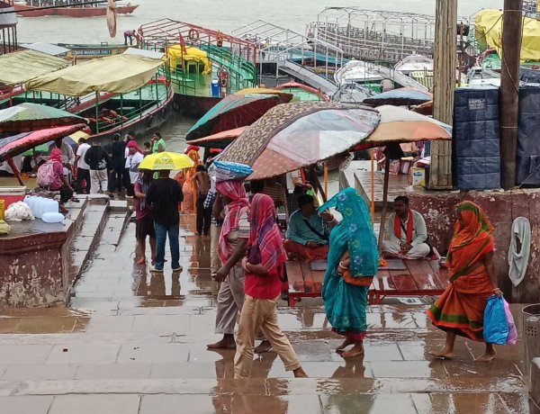 वाराणसी में बारिश ने रोकी रफ्तार! 24 घंटे से बूंदाबांदी, पारा 8.5 डिग्री लुढ़का