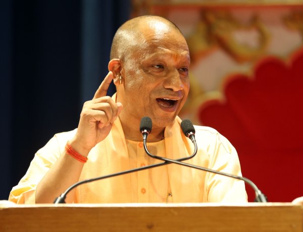 रात में जगमगाते बाजार व्यापारी के विश्वास का प्रतीक: मुख्यमंत्री योगी, बोले- 2017 से बदला यूपी का माहौल