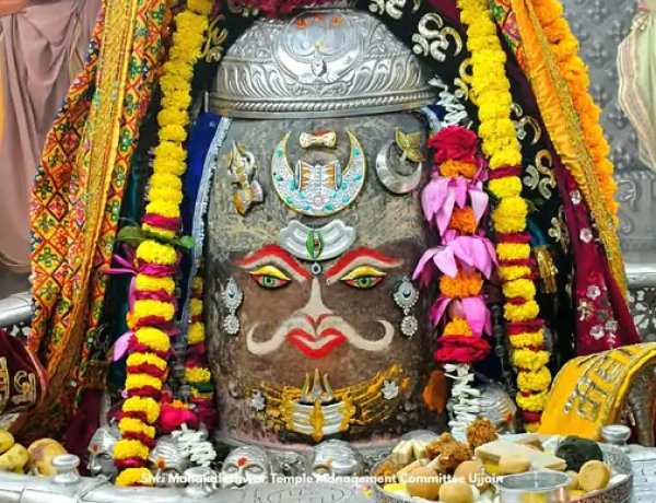 फिल्म अभिनेत्री तमन्ना भाटिया ने मां के साथ किए महाकाल के दर्शन, भस्म आरती में हुई शामिल