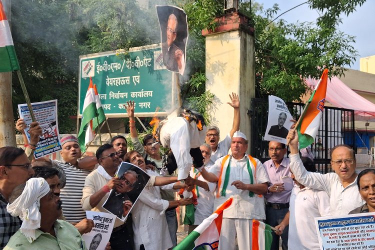 कानपुर में कांग्रेस-सपा का चुनाव आयोग के खिलाफ प्रदर्शन, सपा कार्यकर्ताओं का सड़क पर धरना, कांग्रेस ने फूंका CEC का पुतला
