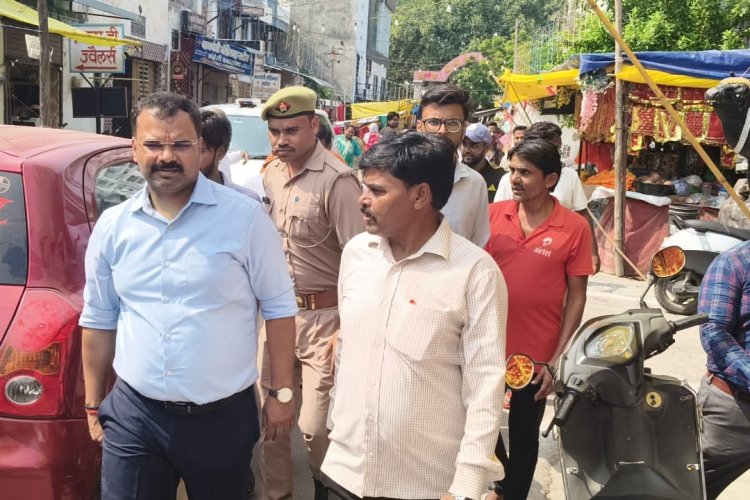 रामलीला मैदान में गंदगी मिलने पर सफाई नायक को नोटिस, कर्मचारी का वेतन रोका