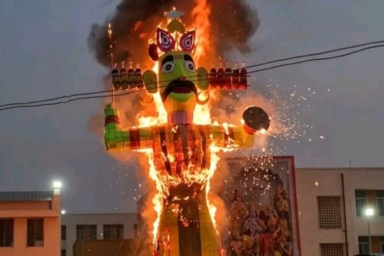 झाबुआ: अव्यवस्थाओं की भेंट चढ़ा थांदला का रावण मेला, समय से पहले रावण दहन पर भड़के लोग