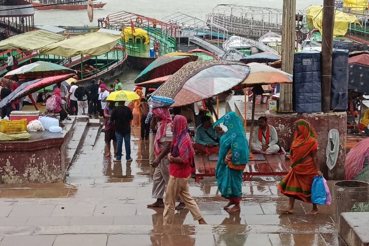 वाराणसी में बारिश ने रोकी रफ्तार! 24 घंटे से बूंदाबांदी, पारा 8.5 डिग्री लुढ़का