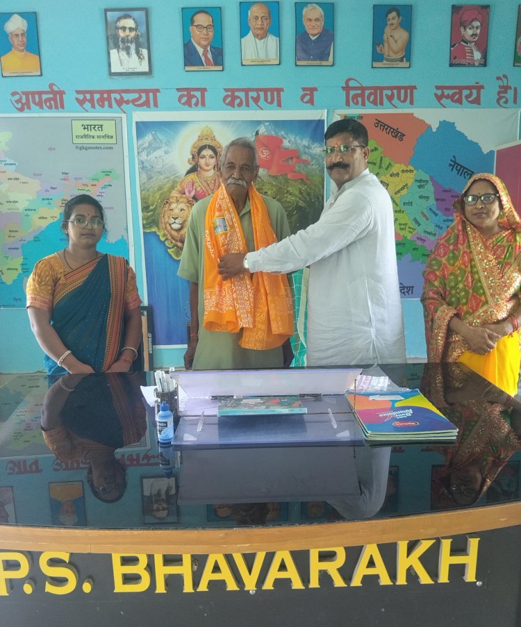 मीरजापुर के स्कूल में बच्चों ने लिया बुजुर्गों के सम्मान का संकल्प, दादा-दादी को पत्र लिखकर सीखे संस्कार