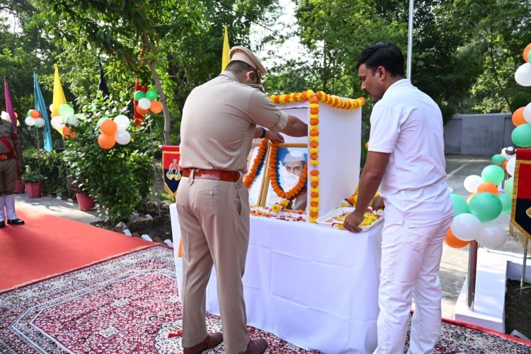 गांधी-शास्त्री जयंती पर बांदा पुलिस ने किया नमन, एसपी पलाश बंसल ने पुलिसकर्मियों को दिलाया आदर्शों पर चलने का संदेश