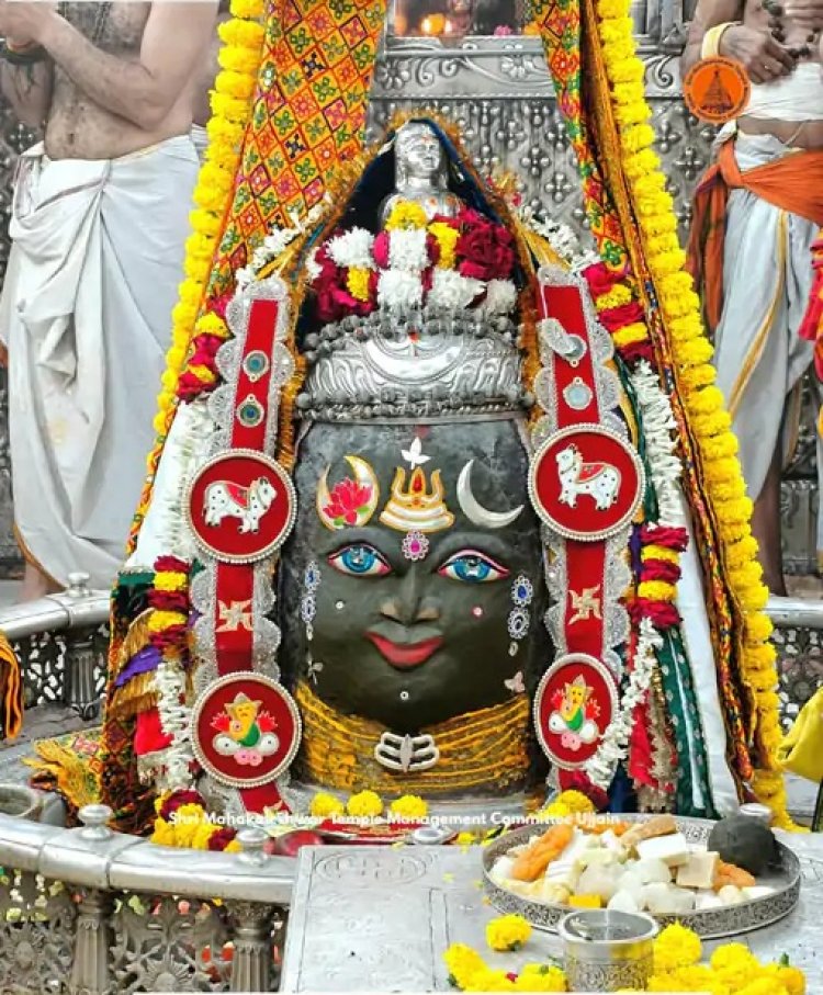 महाकाल का दिव्य श्रृंगार, रजत मुकुट और रुद्राक्ष की माला धारण कर भक्तों को दिए दर्शन