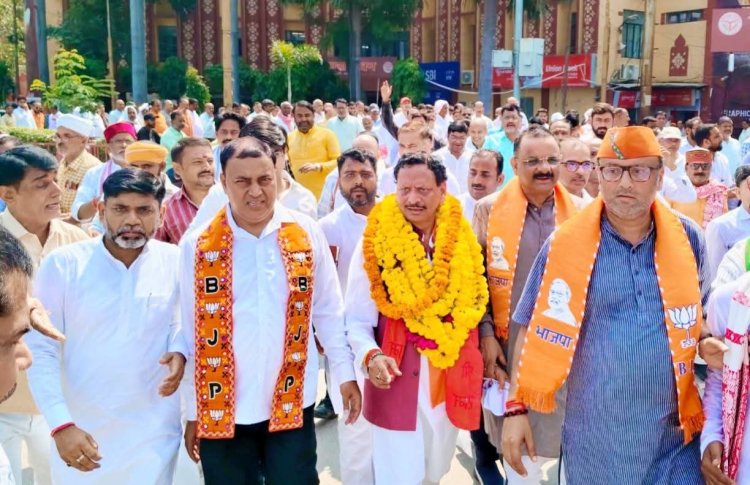 शिक्षक MLC चुनाव में भाजपा प्रत्याशी डॉ. प्रमोद कुमार मिश्र ने भरा पर्चा, तीन सेटों में दाखिल किया नामांकन