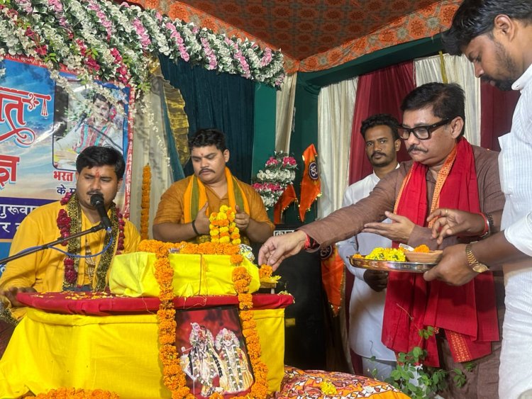 मीरजापुर में कृष्ण जन्मोत्सव की धूम, ‘नंद घर आनंद भयो’ के जयकारों से गूंजा कथा पंडाल
