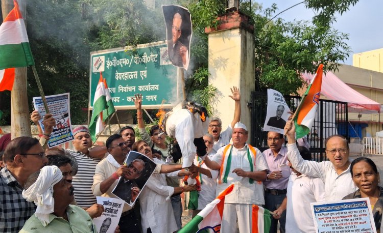 कानपुर में कांग्रेस-सपा का चुनाव आयोग के खिलाफ प्रदर्शन, सपा कार्यकर्ताओं का सड़क पर धरना, कांग्रेस ने फूंका CEC का पुतला