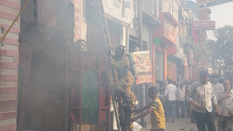 दुकान में लगी भीषण आग, दो सिलेंडर धमाके के साथ फटे; महिला और 5 साल की बच्ची की मौत