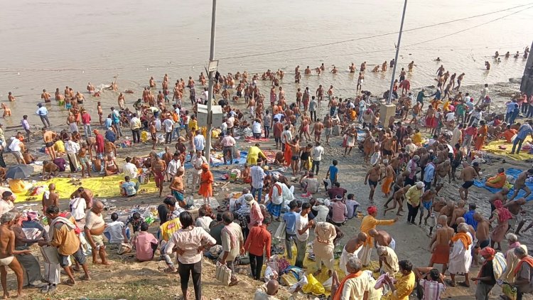 मीरजापुर के रामगया घाट पर पितृपक्ष अमावस्या को उमड़ी भीड़, गंगा स्नान के बाद किया पिंडदान