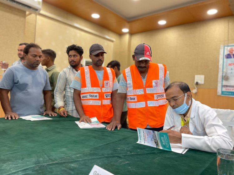 प्रयागराज नगर निगम के 500 से अधिक सफाई मित्रों का स्वास्थ्य परीक्षण, आयुष्मान और ESIC योजनाओं की मिली जानकारी