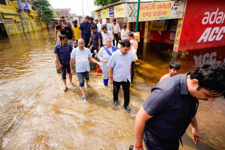 लखनऊ के बाढ़ प्रभावित इलाकों में पहुंचे मंत्री ए.के. शर्मा, राहत शिविरों का लिया जायजा
