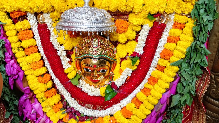 काशी में शारदीय नवरात्र का आगाज, मां शैलपुत्री के दरबार में उमड़ा श्रद्धालुओं का सैलाब