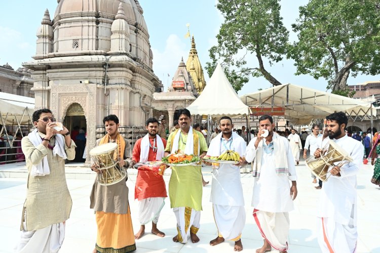 शारदीय नवरात्रि के दूसरे दिन बाबा विश्वनाथ धाम से मां विशालाक्षी धाम भेजी गई श्रृंगार सामग्री