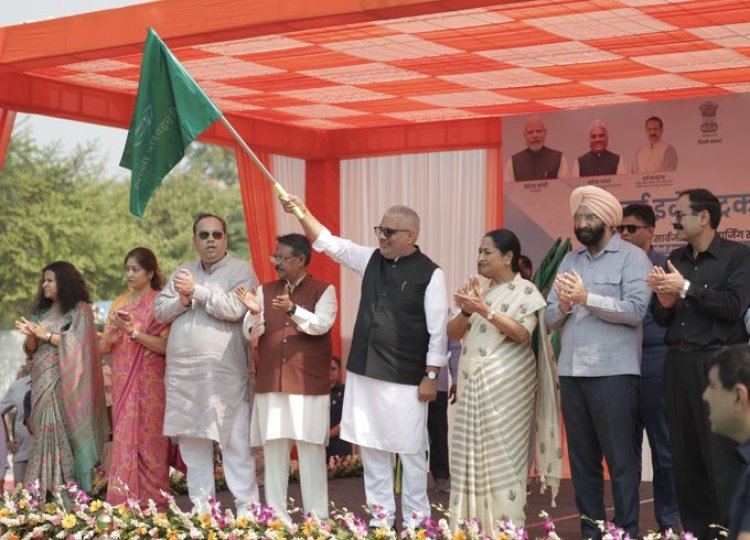 मुख्यमंत्री रेखा गुप्ता ने 150 नई इलेक्ट्रिक बसों को दिखाई हरी झंडी, पांच स्थानों पर ईवी चार्जिंग का शुभारंभ
