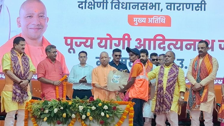 मुख्यमंत्री योगी ने काशी में सफाईकर्मियों को सम्मानित कर दलितों को रिझाया, चुनाव में दिखेगा असर
