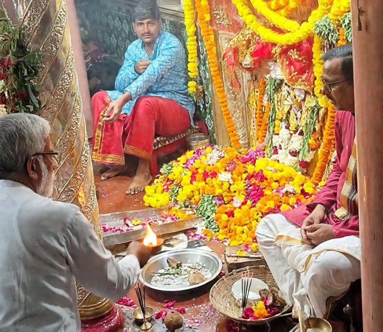 प्रयागराज: पंचमी पर मां कल्याणी देवी ने स्कंदमाता स्वरूप में दिए दर्शन, स्वतंत्र देव सिंह ने उतारी आरती