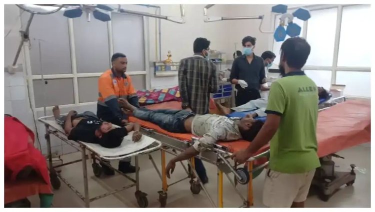 फिरोजाबाद में ई-रिक्शा पलटने से हादसा, गर्म खीर से 5 बच्चों समेत 10 लोग झुलसे