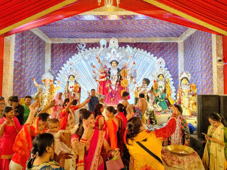 वाराणसी में महिलाओं ने खेला सिंदूर खेला, मां दुर्गा से मांगा अखंड सौभाग्य का आशीर्वाद