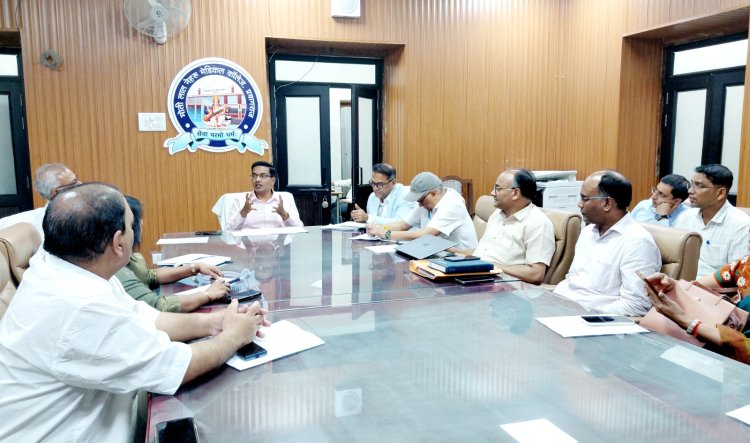 प्रयागराज: एसआरएन अस्पताल में बाहर से दवा और जांच कराने पर मंडलायुक्त सख्त, सुधार के लिए तय की समयसीमा