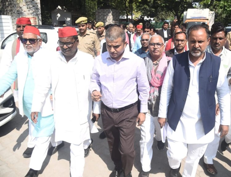 प्रयागराज में निष्पक्ष स्नातक चुनाव की मांग, सपा ने जिलाधिकारी और पुलिस आयुक्त को सौंपा ज्ञापन