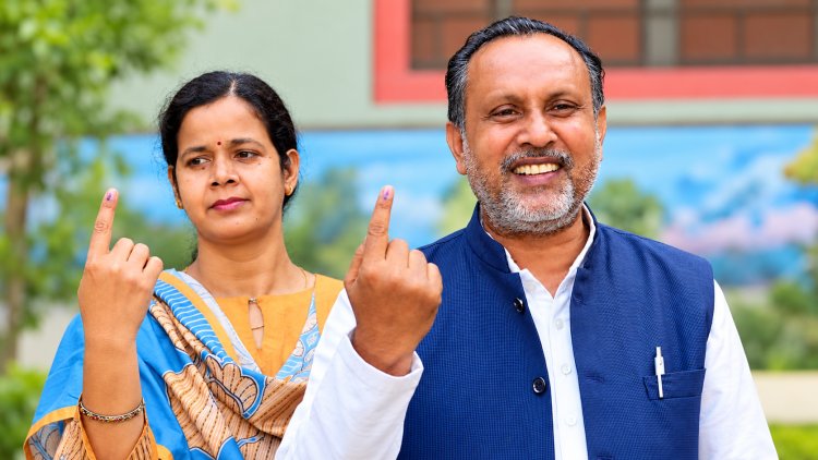 सपा प्रत्याशी डॉ. मानसिंह यादव ने पत्नी के साथ किया मतदान, प्रयागराज में 152 बूथों पर वोटिंग शुरू