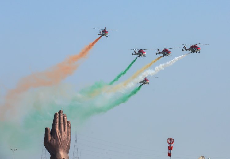 वाराणसी एयर शो में राफेल और सुखोई की गर्जना, सारंग टीम ने आसमान में बनाया तिरंगा
