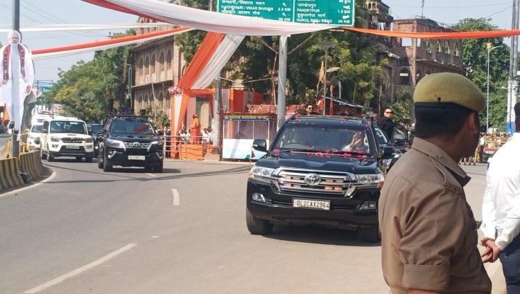 वाराणसी में पुष्पवर्षा के बीच PM मोदी का स्वागत, समर्थकों को देख रुकवाई कार