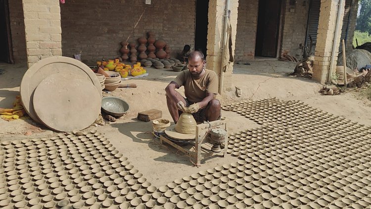 अयोध्या में दीपोत्सव से कुम्हार परिवारों को मिला रोजगार, मिट्टी के दीयों की बढ़ी मांग