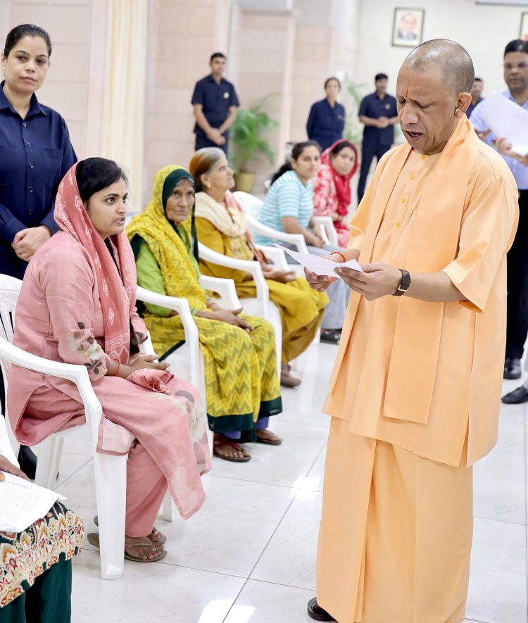 जनता दर्शन में CM योगी का सख्त संदेश, बोले- कमजोरों को उजाड़ने वालों पर हो कड़ी कार्रवाई
