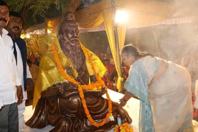 लखनऊ: गोमती तट पर स्थापित हुई महर्षि वाल्मीकि की प्रतिमा, महापौर सुषमा खर्कवाल ने किया उद्घाटन