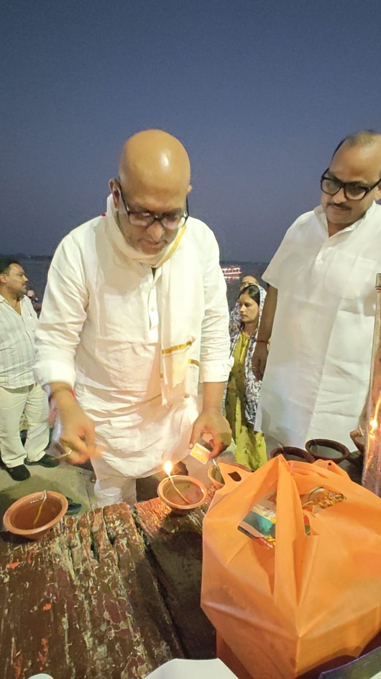 वाराणसी: अहिल्याबाई घाट पर प्रज्वलित हुआ आकाशदीप, अजय राय ने मां गंगा को किया नमन
