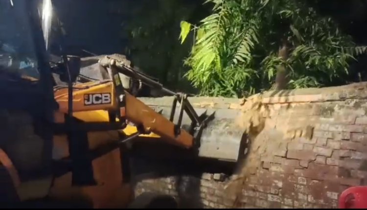 लखनऊ तिहरे हत्याकांड के आरोपी ऋषभ शुक्ला के घर देर रात चला बुलडोजर