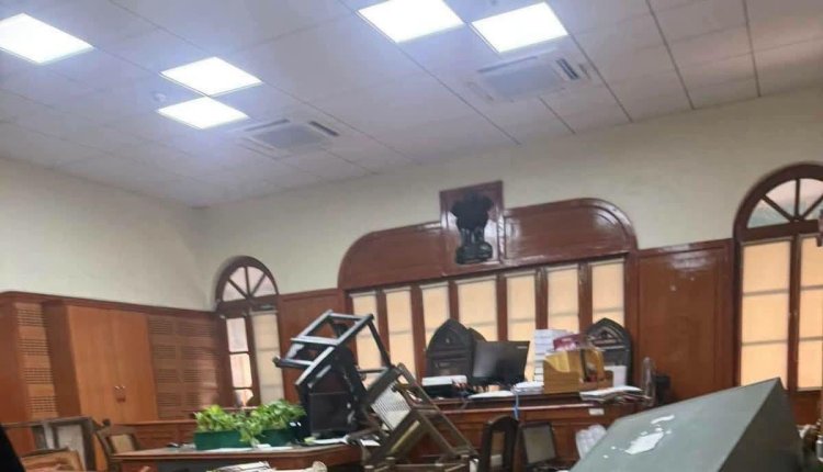 इलाहाबाद हाईकोर्ट में वकीलों का हंगामा, कोर्ट रूम में फेंकी कुर्सियां; बहिष्कार से न्यायिक कामकाज प्रभावित
