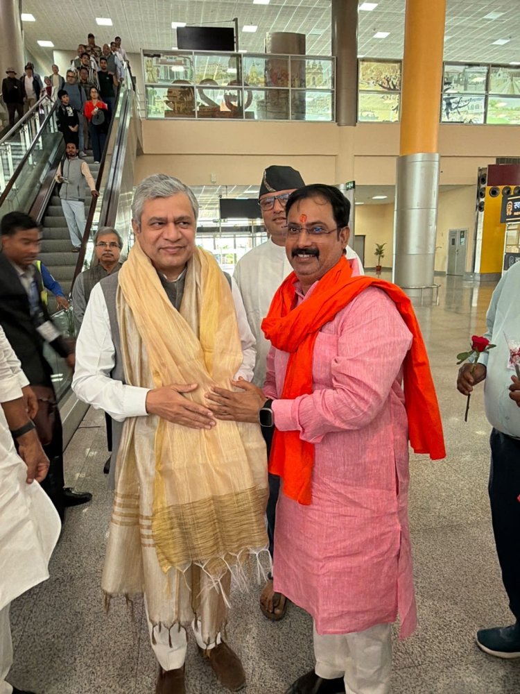 तीन नई रेल सेवाओं का शुभारंभ करने वाराणसी पहुंचे रेल मंत्री अश्विनी वैष्णव