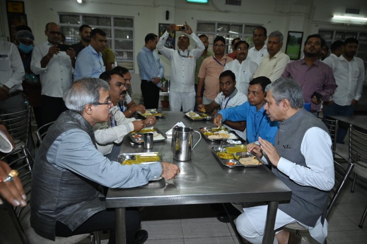 रेल मंत्री अश्विनी वैष्णव ने बरेका में कर्मचारियों संग कैंटीन में किया दोपहर का भोजन